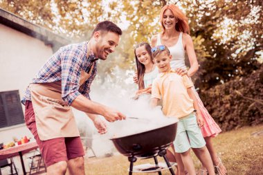 Aile yazın bahçede öğle yemeği yiyor..