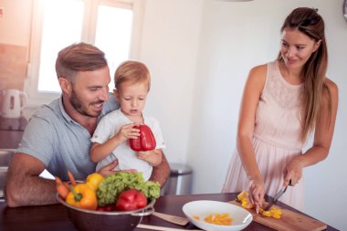 Çift oturma evde kanepede birlikte