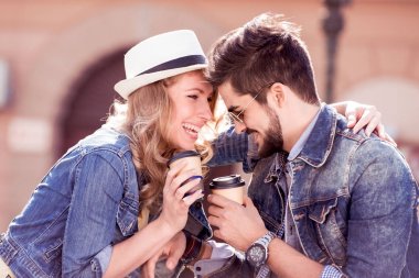 Biraz kahve sahip enerjik Romantik Çift