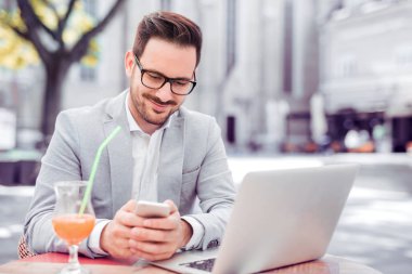 işadamı el dijital tablet bilgisayar ile çalışma ve akıllı 