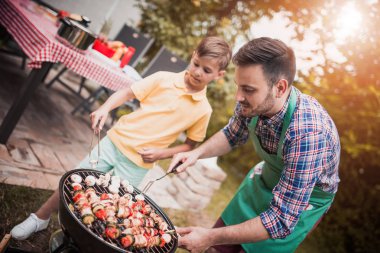 Aile yazın bahçede öğle yemeği yiyor..