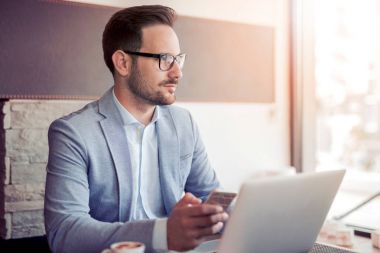 işadamı el dijital tablet bilgisayar ile çalışma ve akıllı 