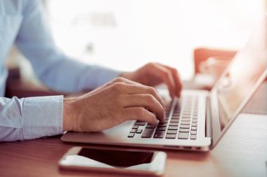 işadamı el dijital tablet bilgisayar ile çalışma ve akıllı 