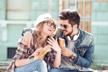 Biraz kahve sahip enerjik Romantik Çift