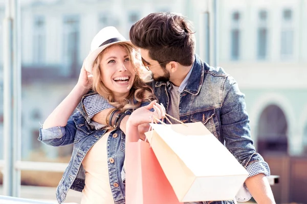 Hermosa pareja disfrutando de compras juntos . — Foto de Stock