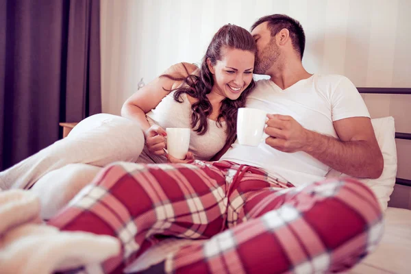 Jovem casal amoroso na cama — Fotografia de Stock