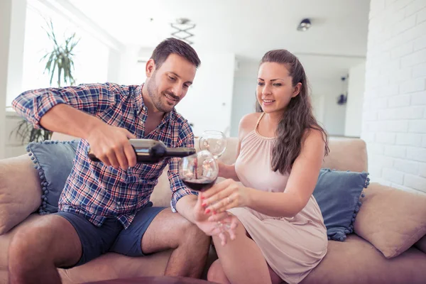 Junges Liebespaar im Bett — Stockfoto