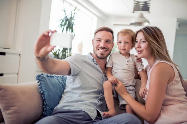 Paar sitzt zu Hause zusammen auf Sofa — Stockfoto