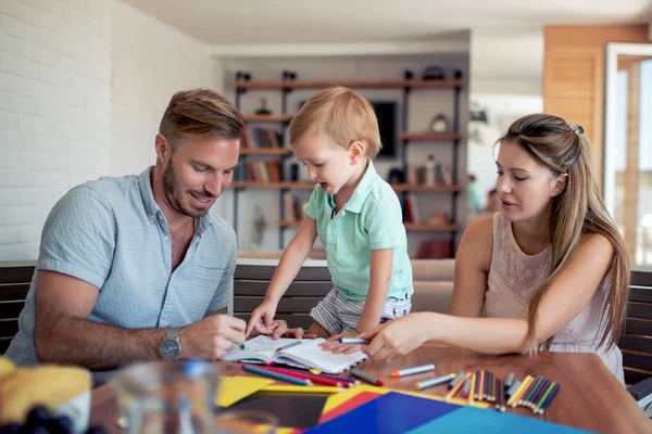 Paar sitzt zu Hause zusammen auf Sofa — Stockfoto