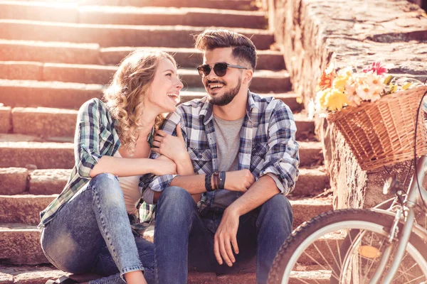 Pareja divirtiéndose y disfrutar del tiempo . —  Fotos de Stock