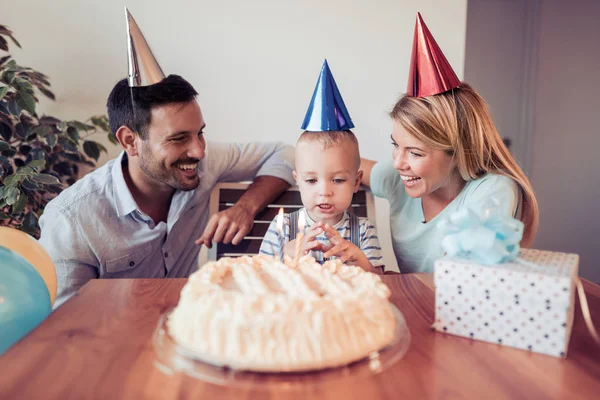 Boldog család ünnepli a születésnapját otthon — Stock Fotó