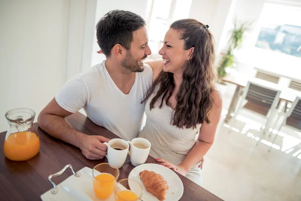 Jong liefhebbend paar in het bed — Stockfoto