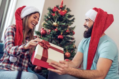 Çift birlikte Noel Kutlamaları