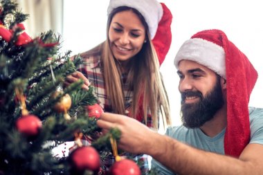 Genç çift bir Noel ağacı süsleme