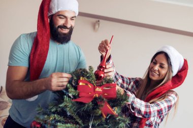 Genç çift bir Noel ağacı süsleme