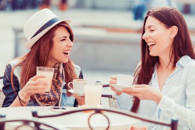 İki güzel kadın konuşma