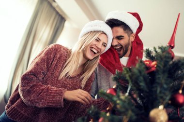 Genç çift bir Noel ağacı süsleme