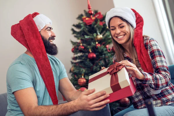 Pareja celebrando la Navidad juntos —  Fotos de Stock