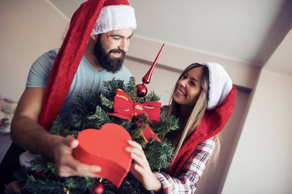 크리스마스 트리, 선물을 교환 하는 커플 — 스톡 사진