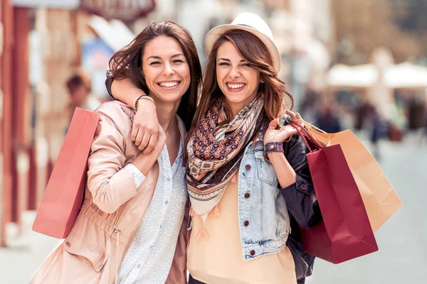 Jovens mulheres da moda fazendo compras na cidade . — Fotografia de Stock