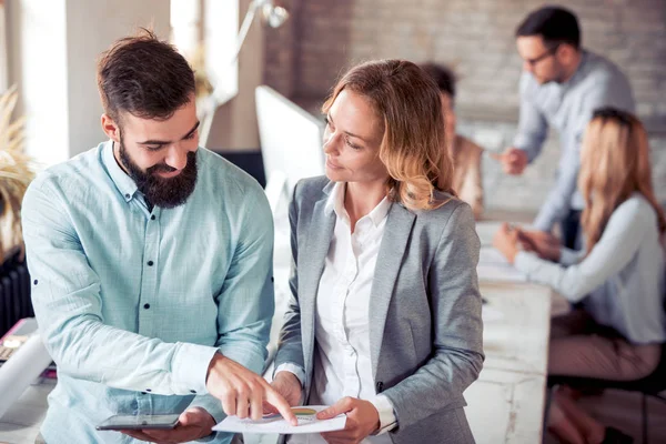 Dos colegas discutiendo sobre el proyecto . — Foto de Stock