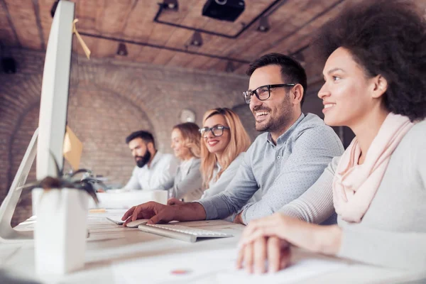 Empresarios que trabajan juntos en la oficina — Foto de Stock