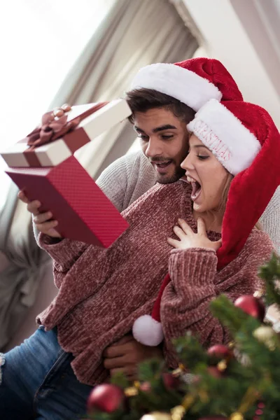 Joven hombre dando a su novia regalo de Navidad —  Fotos de Stock