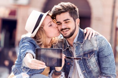 Mutlu genç çift alarak selfie şehir.