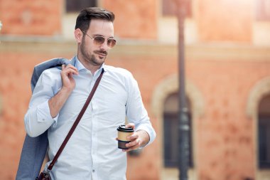 Şehir yürüyen genç adam