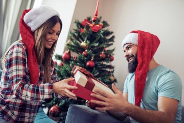 Genç adam kız arkadaşı Noel hediye veriyor