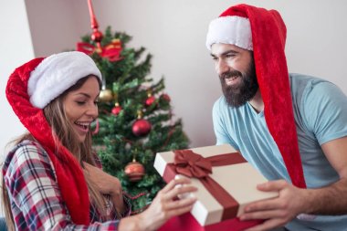 Çift birlikte Noel Kutlamaları