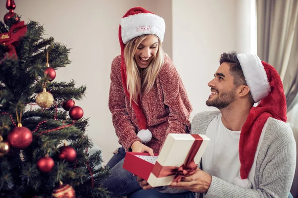 크리스마스 트리, 선물을 교환 하는 커플 — 스톡 사진