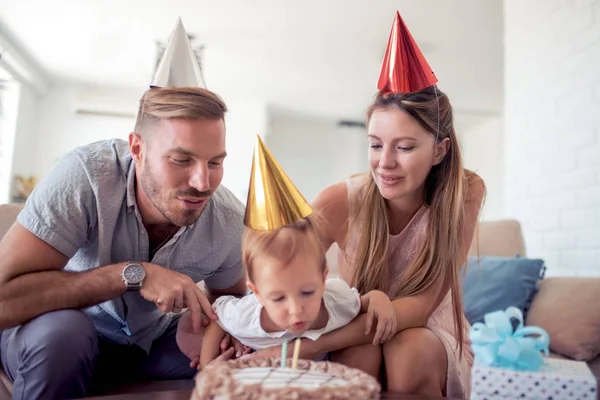 Маленький хлопчик вибухає свічки в день народження зі своєю сім'єю — стокове фото