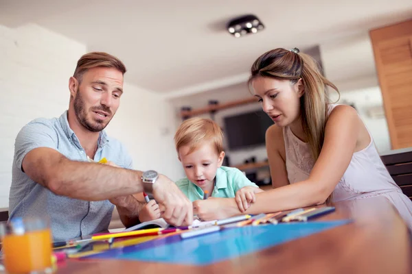 Moeder en vader tekening samen met hun kind. — Stockfoto