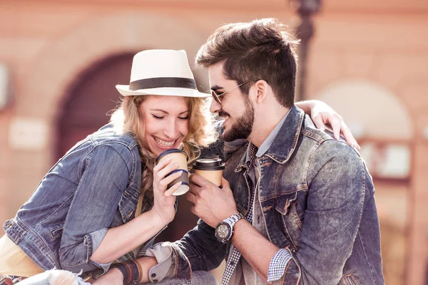 Enérgica pareja romántica tomando un poco de café para llevar . — Foto de Stock