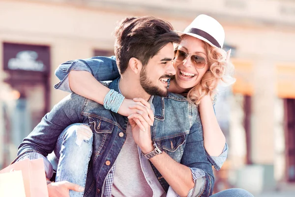 Alegre sonriente pareja enamorada abrazándose en la calle . — Foto de Stock