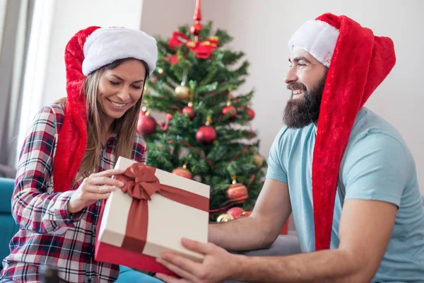 Pareja celebrando la Navidad juntos —  Fotos de Stock