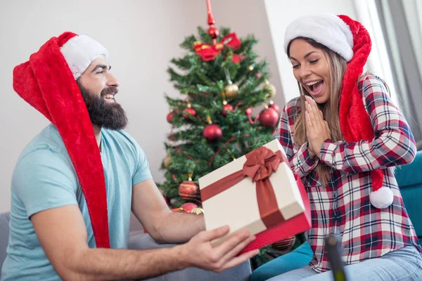 Pareja celebrando la Navidad juntos —  Fotos de Stock