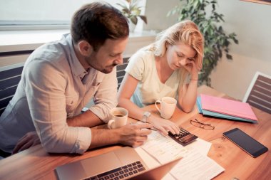 Aile çizim boya kalemi, baba ve mather görünüyor nasıl evlat çizer. Öğretmen ve pedagoji, Sanat Terapisi. Pastel boya ile küçük sanatçı.