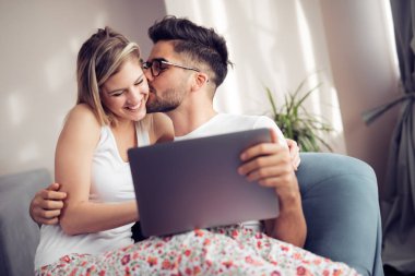 Yatakta sevişen genç bir çift. Modern yaşam tarzı kavramı..