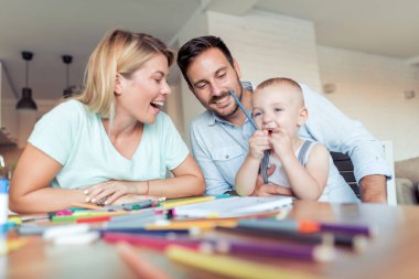 Aile çizim boya kalemi, baba ve mather görünüyor nasıl evlat çizer. Öğretmen ve pedagoji, Sanat Terapisi. Pastel boya ile küçük sanatçı.