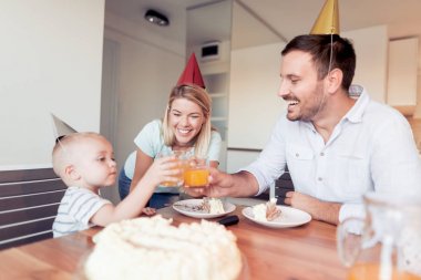 Mutlu anne var eğlenceli zaman oğlu, doğum günü kutlamaları, suyu ile tost
