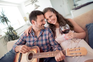 Adam salon ve kadın dinleme, romantik anlar gitar çalmak.