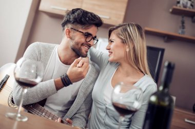 Yatakta sevişen genç bir çift. Modern yaşam tarzı kavramı..