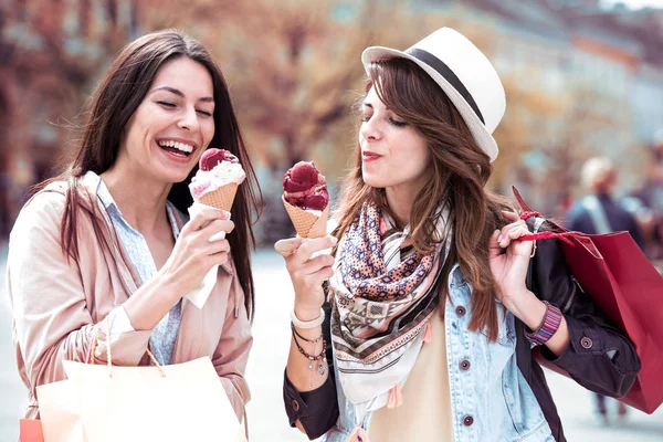 Gadis Cantik Bergaya Sedang Makan Krim Berbicara Dan Tersenyum Sambil — Stok Foto