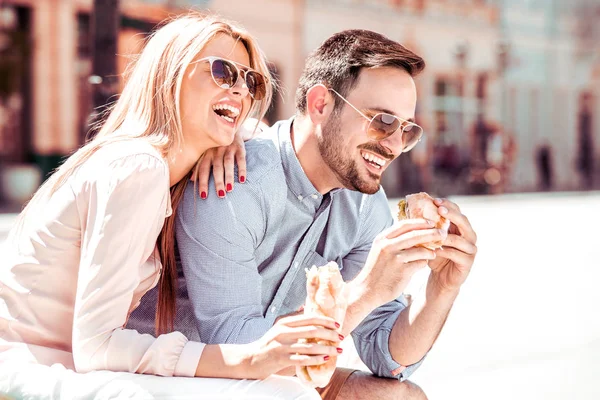 Glückliches Junges Paar Sie Lachen Essen Sandwich Und Haben Eine — Stockfoto