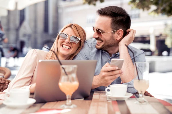 Glückliches Paar Sitzt Zusammen Straßencafé Und Benutzt Laptop Und Handy — Stockfoto
