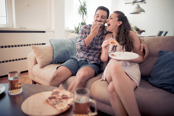 Beautiful Young Couple Drinking Beer Eating Pizza Watching — Stock Photo, Image