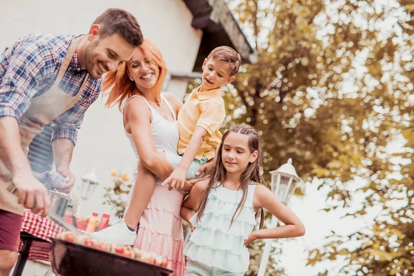 人和假日概念 人烹调肉烤肉烧烤为他的家庭在夏天室外党 — 图库照片