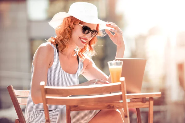 Arbetar Utomhus Porträtt Attraktiva Affärskvinna Leende Café Medan Arbetar Laptop — Stockfoto